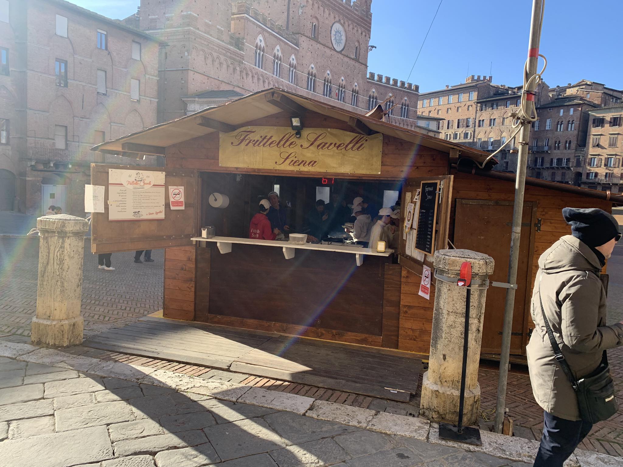 Oggi in Piazza del Campo sono tornate le frittelle di Mario Savelli