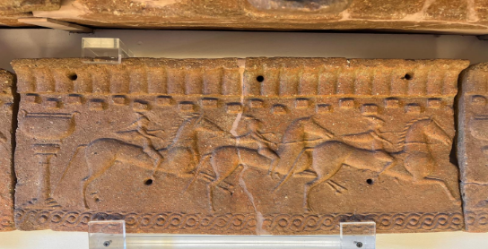 Palio, nel territorio di Murlo presenti testimonianze di corse di cavalli a pelo al tempo degli Etruschi